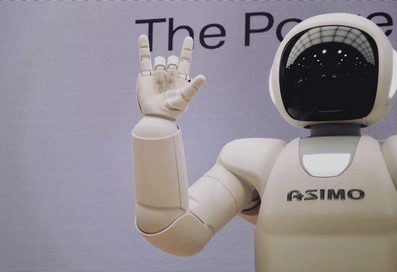 Industrijski robot med montažo v proizvodnem obratu