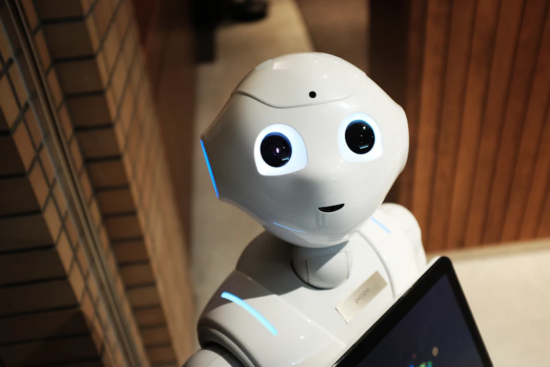 Robotska glava v tehnološkem laboratoriju